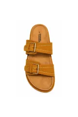 Sandalias planas Daniel Cassin modelo Isa, color tostado, con dos tiras ajustables con hebillas metálicas doradas y plantilla anatómica.