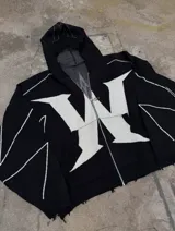 Campera de punto negra con capucha, cierre frontal completo y un diseño estampado de gran tamaño con la letra 'W' en color blanco. Presenta detalles de costuras y líneas blancas geométricas en las mangas y el cuerpo, además de un acabado desgastado en los bordes.