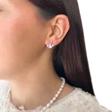 Aros de acero plateado con forma de hoja de ginkgo y pequeños cristales incrustados.