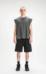 Sudadera sin mangas color gris ceniza, con cuello redondo y corte holgado.