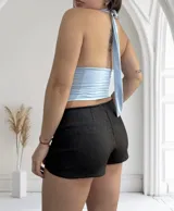 Top amarillo pálido con cuello halter y escote profundo. Se puede usar de múltiples formas.