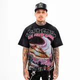 Remera negra de corte oversize y boxy fit con un llamativo estampado frontal de temática espacial con un ovni, un alienígena y la inscripción 'Life Hustlers' con detalles de brillos.