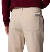 Pantalón tipo chino de corte recto, color beige, con tecnología Omni-Shield que repele la humedad y las manchas. Cuenta con bolsillos laterales, bolsillo de seguridad y presillas para cinturón.