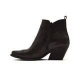 Bota texana de cuero negro con diseño de costuras decorativas en el empeine y laterales. Presenta un taco cuadrado de altura media y elásticos laterales para facilitar el calce.