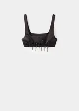 Top corto de satén negro con escote cuadrado y tirantes anchos. Presenta un diseño crop con abalorios colgantes de cristal en el ruedo y panel elástico en la espalda.