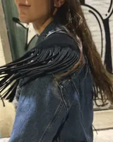 Pechera de cuero vacuno en color negro, diseñada con flecos largos y cierre frontal mediante lazo. Es un accesorio versátil tipo cuello para complementar prendas básicas.