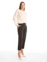 Pantalón de vestir marca Elie Tahari con silueta fluida, diseño de pinzas frontales, bolsillos laterales funcionales y corte wide leg al tobillo.