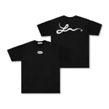 Remera negra de corte regular fit, con un pequeño parche ovalado estampado en el pecho y un gran logo de estilo manuscrito en la espalda.