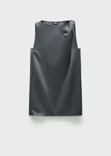 Vestido corto de tejido satinado fluido con diseño recto, cuello redondo y detalle de nudo en el hombro. Es una prenda sin mangas de estilo minimalista.