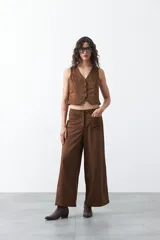 Pantalón ancho de gamuza color tostado, de calce relajado y caída suave.