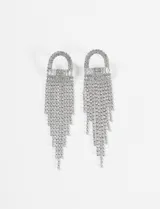 Caravanas colgantes plateadas con diseño de aro superior engastado con strass y múltiples cascadas de strass que caen en forma de flecos.