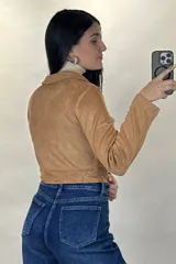 Chaqueta corta de gamuza en color verde militar, con cierre frontal metálico, cuello camisero y dos bolsillos frontales con tapa.