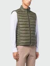 Chaleco verde militar plegable con cierre frontal y logo tonal de la marca Boss.