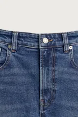 Jeans skinny cropped fit de corte ajustado y tiro medio, con diseño de cinco bolsillos y efecto lavado.