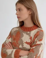 Buzo de tejido jacquard hecho a mano en mezcla de lana merino y seda, con diseño de formas orgánicas en tres colores. Presenta un calce relajado, cuello alto y terminaciones tejidas en rib.