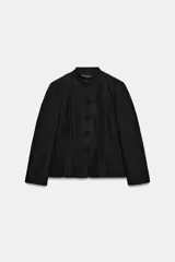 Blazer negro de mezcla de algodón, con cuello subido y manga larga. Cuenta con falsos bolsillos de vivo en el delantero y cierre frontal con alamares a tono.