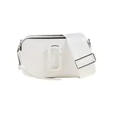 Cartera tipo bandolera Marc Jacobs modelo The DTM Utility Snapshot, confeccionada en cuero premium color blanco. Presenta herrajes metálicos plateados, cierre superior y correa de hombro ancha ajustable con logo grabado.