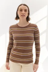 Buzo ajustado de tejido de punto acanalado color marrón con rayas horizontales en blanco, amarillo y borgoña.