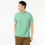 Remera de manga corta y corte recto, color verde menta, con cuello redondo clásico.