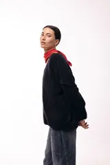 Sweater de punto de textura liviana con escote amplio y mangas largas levemente abullonadas. Presenta un calce relajado y holgado.