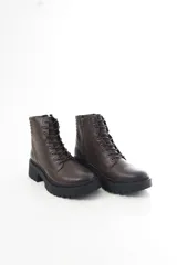 Borcegos de cuero color chocolate, con cordones frontales, cierre lateral y suela track con taco ancho.