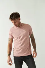 Remera de hombre color ladrillo, lisa, de corte regular, con bolsillo en el pecho, manga corta y cuello redondo. Confeccionada en algodón.