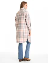 Sobrecamisa larga de tejido soft con estampado de cuadros en tonos celestes, beige y blanco. Presenta cuello con solapa, cierre frontal con botones, bolsillos aplicados en el pecho y mangas largas con puños abotonados.