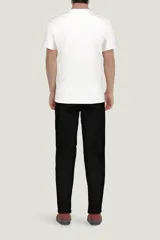 Pantalón de jean negro con corte slim fit, diseño de cinco bolsillos y cierre frontal con botón y cremallera.