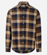 Camisa de franela para hombre, modelo comfort, con estampado de cuadros en tonos azules, blancos y negros, cuello camisero, manga larga y cierre frontal de botones.