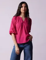 Blusa de gasa estampada marca Sioni, con cuello a la base y escote en V. Manga 3/4 con terminación fruncida.