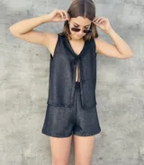 Chaleco tejido color beige con lurex, escote en V y lazos para atar en el frente.