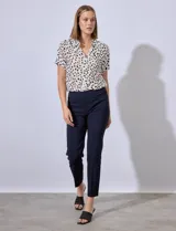 Pantalón de vestir verde esmeralda, de corte recto, con bolsillos laterales y traseros.