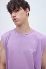 Musculosa lila con cuello redondo y sisas amplias. Estampado pequeño con el logo 'UNF' en el pecho.