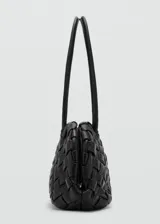 Bolso de hombro de tamaño mediano con diseño trenzado artesanal, confeccionado en piel ovino de color negro. Cuenta con cierre magnético y doble asa de hombro.
