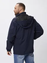 Campera 2 en 1 de diseño versátil, compuesta por una capa exterior náutica y una capa interior de nylon desmontable. Cuenta con cierre frontal con solapa de broches, capucha integrada y bolsillos laterales con cierre.