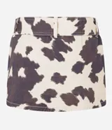 Minifalda de sarga con estampado animal print de vaca, cinturón largo con hebilla cuadrada y forro de bolsillo.