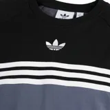 Remera Adidas de manga corta con diseño color block, presentando la parte superior en negro y la inferior en gris, separadas por tres franjas horizontales blancas. Incluye el logo del trébol de Adidas bordado en el centro del pecho.