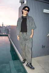 Pantalón unisex de denim azul con lavado artesanal en tonos beige. Corte holgado, cintura elástica, pierna ancha y largo estándar.