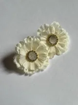 Caravanas de flor de tela color azul celeste, con centro de resina blanca y strass.