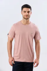 Remera lisa de manga corta y cuello redondo, color gris oscuro, de calce cómodo con pequeño logo bordado en el pecho.