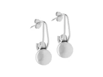 Aros colgantes de acero plateado con perla colgante.