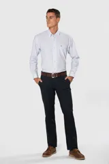 Pantalón clásico de gabardina de corte recto, con bolsillos traseros ojalados con botón y presillas para cinturón.