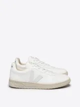 Zapatillas Veja V-10 blancas con logo en forma de V en color gris claro y suela color crema.