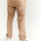 Pantalón cargo color tostado, de corte recto, con bolsillos laterales y traseros.