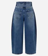 Pantalón de jean estilo barrel con tiro alto, recortes laterales sastreros y diseño amplio en las piernas. Confeccionado en algodón con lavado medio.