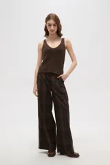 Musculosa de tejido de punto con escote en V, sin mangas y corte al cuerpo.