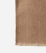 Pañuelo rectangular de color negro, con acabado de mini flecos en los extremos y diseño liso.