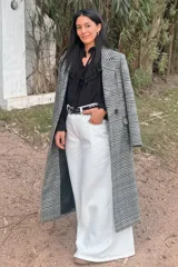 Tapado de corte sastre con estampado pied de poule en tonos blanco y negro, diseño de solapas clásicas y cierre frontal con botones.