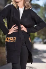 Saco largo negro con cuello mao y bolsillos de cuero con estampado animal print.