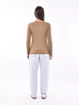 Remera blanca de manga larga con cuello redondo y tejido acanalado.